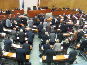 Bild aus dem Nds. Landtag vom 5.10.2010 - CDU und FDP stimmen für das neue, umstrittene Versammlungsgesetz ab