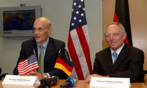 Wolfgang Schäuble im Gespräch mit dem "Spiegel" am 7.7.2007: http://www.spiegel.de/politik/deutschland/spiegel-interview-schaeuble-fordert-handy-und-internetverbot-fuer-terrorverdaechtige-a-493094.html "Man könnte beispielsweise einen Straftatbestand der Verschwörung einführen, wie in Amerika", sagte Schäuble im Gespräch mit dem SPIEGEL. Zudem denke er darüber nach, ob es Möglichkeiten gebe, "solche Gefährder zu behandeln wie Kombattanten und zu internieren". (...) Als "rechtliches Problem" bezeichnete der Innenminister auch die gezielte Tötung von Verdächtigen durch den Staat." Bild: Wolfgang Schäuble bei einem Treffen mit dem Vorsitzenden der amerikanischen "Heimatschutzbehörde" DHS Michael Chertoff am 24.9.2007, also zweieinhalb Monate nach dem Spiegel-Interview. Ein Jahr später war das MoU2008 unter Dach und Fach.