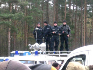 Proteste gegen Castor-Transporte, 27.11.2011, Wendland: Polizeibeamte filmen widerrechtlich, weil anlaßlos, die Gefangenen der Freiluft-Massen-Ingewahrsamsstelle (Polizei-Kessel) bei Harlingen