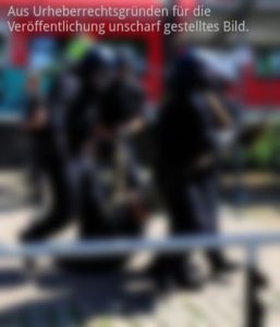 Proteste gegen den Nazi-Aufmarsch in Bad Nenndorf, 1.8.2015: Sitzblockierender wird kopfüber über Pflastersteine schleifend weggetragen.