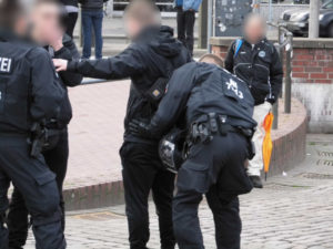 Anlaßlose und mit ziemlicher Sicherheit verfassungswidrige, anlaßlose und wahllose Durchsuchung von Teilnehmern einer Demonstration gegen Pegida am 4.4.2016 in Hannover