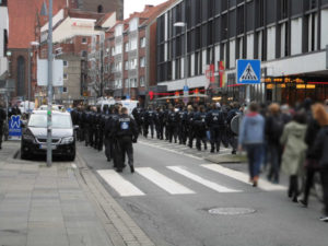 Proteste gegen Pegida-Aufmarsch in Hannover, 4.4.2016: Auf Passanten einschüchternd wirkender Polizeiblock vor, seitlich und hinter der Versammlung – Ist das die „Staatsferne“ von der der Brokdorf-Beschluss spricht?