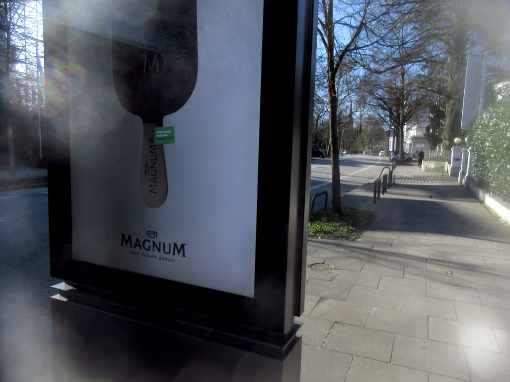 Werbeglotze von Decaux mit MAGNUM Eis und Aufkleber "In Hamburg sagt man Klimaschutz"