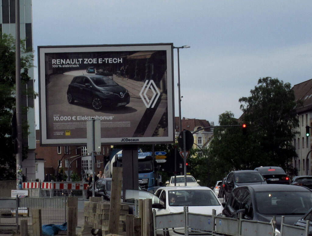 Riesige Renault ZOE E-TECH Werbung am Straßenrand