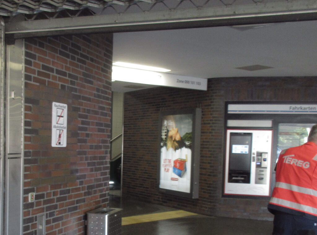 U-Bahn Hoheluftbrücke mit integrierter Werbeglotze von Wall, die die dumme Werbung von Players Zigaretten zeigt.